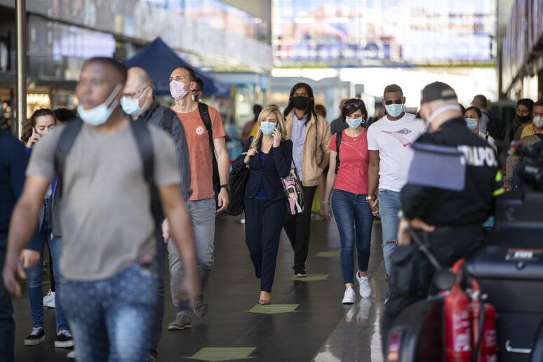 Persone con la mascherina alla stazione Termini in una foto di archivio - RIPRODUZIONE RISERVATA