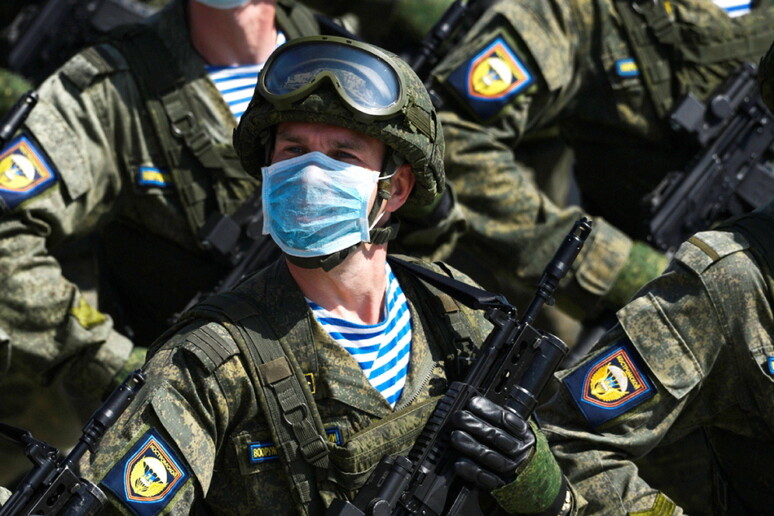 Un militare russo indossa una mascherina durante una parata © ANSA/EPA