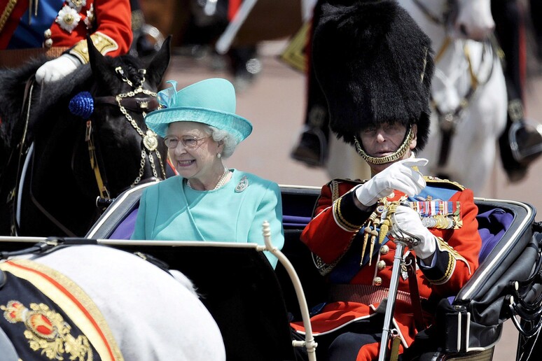La Regina Elisabetta II con il marito Principe Filippo di Edinburgo in una foto 2008 © ANSA/EPA