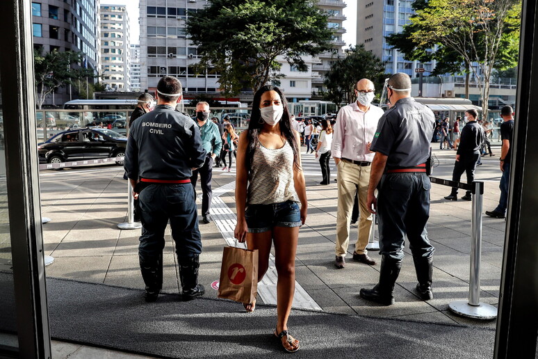 Sao Paulo and Rio reopen shopping centers © ANSA/EPA
