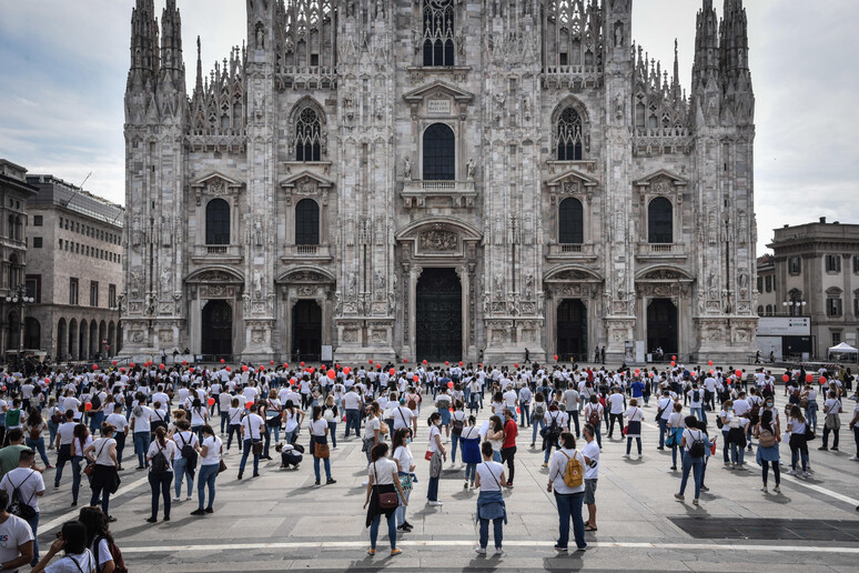 Flash mob infermieri in piazza Duomo - RIPRODUZIONE RISERVATA