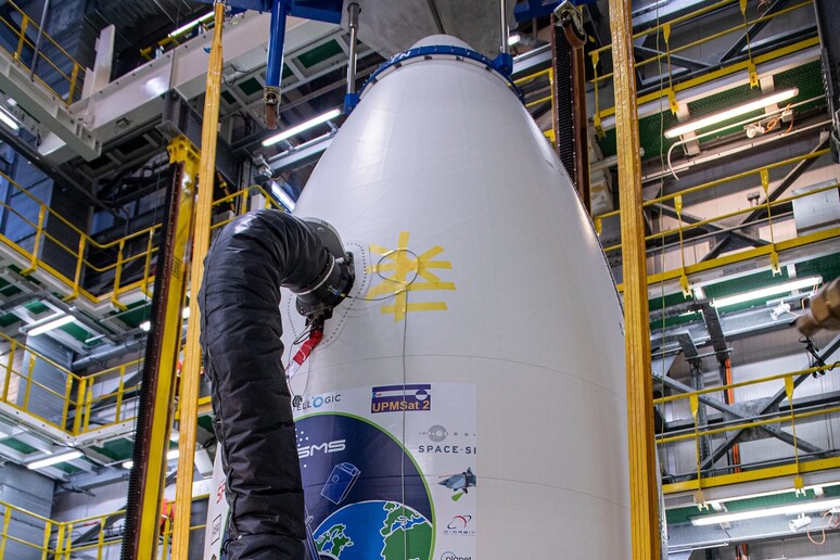 Vega in attesa del lancio nella base di Kourou, mentre i 53 satelliti caricati sul primo stadio vengono mantenuti nella temperatura ottimale (fonte: ESA/CNES/Arianespace/Optique) - RIPRODUZIONE RISERVATA