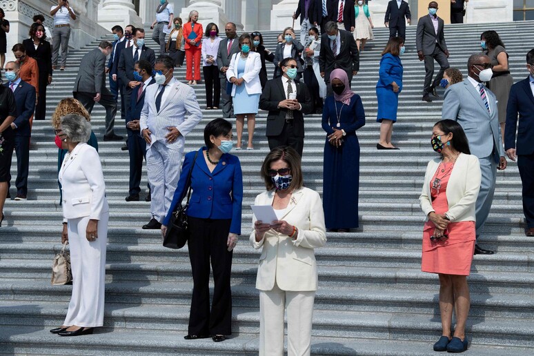 Nancy Pelosi e membri della Camera USA in attesa del voto © ANSA/AFP