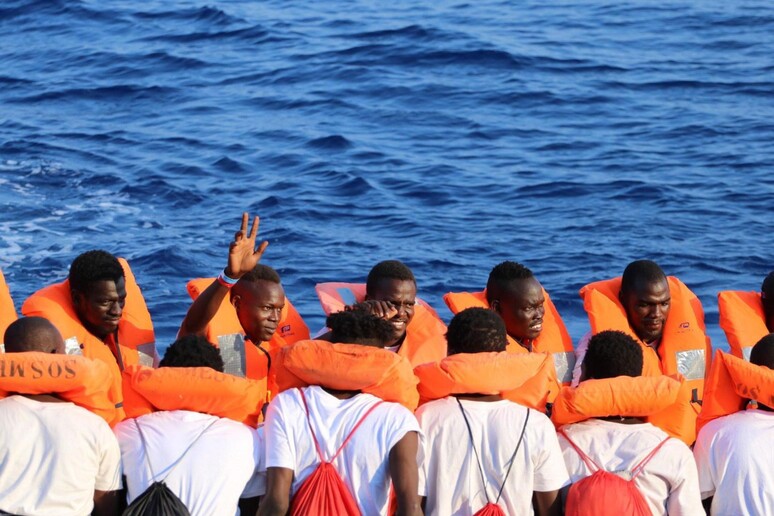 Malta accoglie i 425 migranti al largo da 40 giorni - RIPRODUZIONE RISERVATA