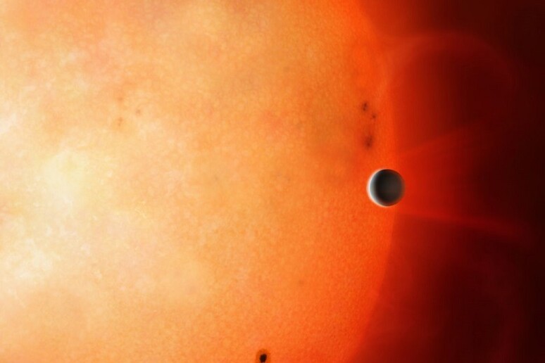 Rappresentazione artistica del  'cuore ' esposto del pianeta gassoso TOI 849 b in orbita intorno alla sua stella (fonte: Università di Warwick, Mark Garlick) - RIPRODUZIONE RISERVATA