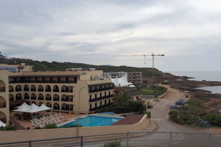Un hotel sulla costa di Alghero - RIPRODUZIONE RISERVATA