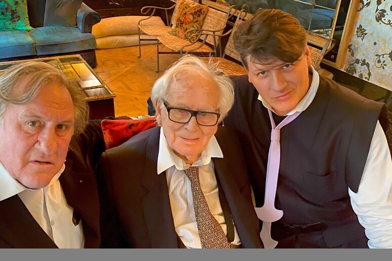 Lo stilista Pierre Cardin con Gerard Depardieu e il nipote Rodrigo Basilicati Cardin - RIPRODUZIONE RISERVATA