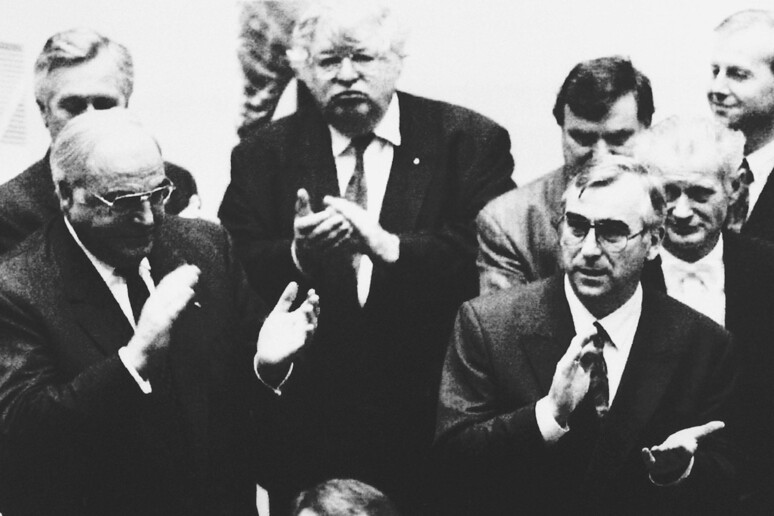 Il cancelliere tedesco Helmut Kohl e il ministro delle Finanze tedesco Theo Waigel alla ratifica del  trattato di Maastricht - RIPRODUZIONE RISERVATA
