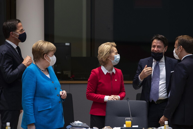 Mark Rutte, Angela Merkel, Ursula von der Leyen, Giuseppe Conte ed Emmanuel Macron - RIPRODUZIONE RISERVATA