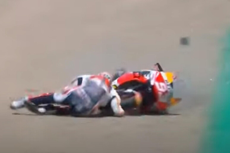 Il fermo immagine preso da un video postato su Youtube mostra la caduta di Marc Marquez durante il Gp di Spagna a Jerez, 19 luglio 2020 - RIPRODUZIONE RISERVATA