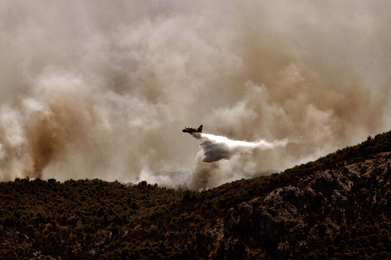 Vasto incendio nei pressi di Corinto in Grecia © ANSA/EPA