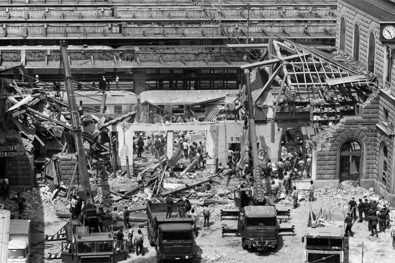La sala d 'aspetto della stazione di Bologna distrutta dall 'esplosione della bomba del 2 agosto 1980, in una foto d 'archivio - RIPRODUZIONE RISERVATA