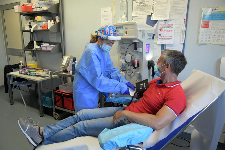 Coronavirus: donatori plasma iperimmune all 'ospedale di Vizzolo Predabiss - RIPRODUZIONE RISERVATA