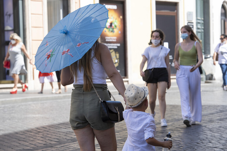Roma: turisti si difendono dal caldo - RIPRODUZIONE RISERVATA