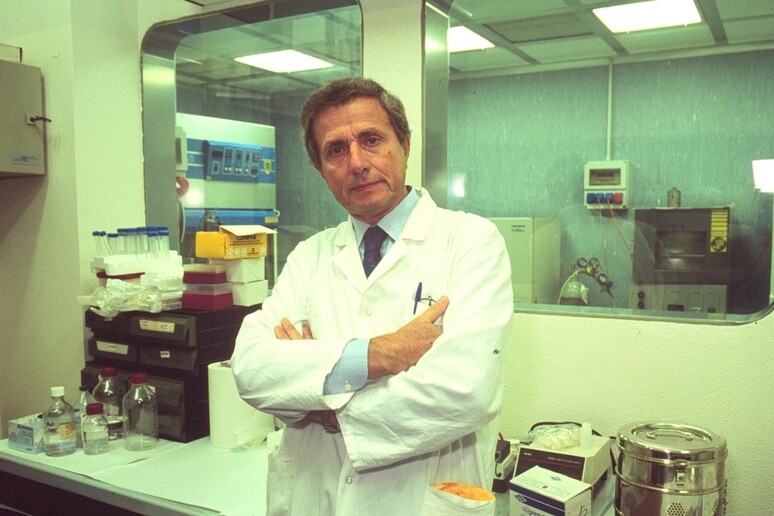 Il professore Carlo Flamigni fotografato nel laboratorio della sua clinica privata di Bologna nel 1999 - RIPRODUZIONE RISERVATA