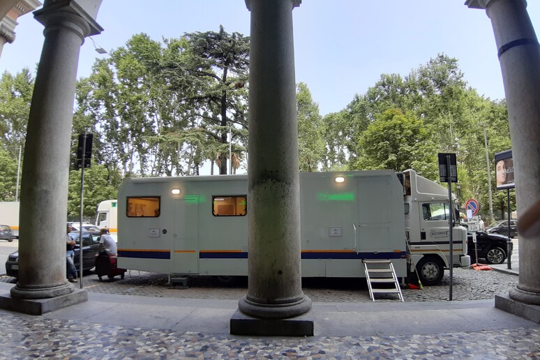 Il set del nuovo film di Edoardo Leo a Piazza Vittorio - RIPRODUZIONE RISERVATA