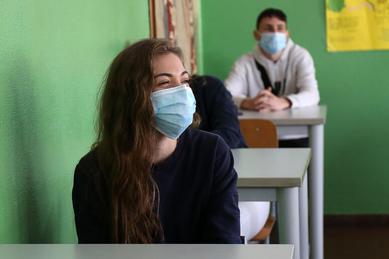 Studenti in classe con la mascherina - RIPRODUZIONE RISERVATA