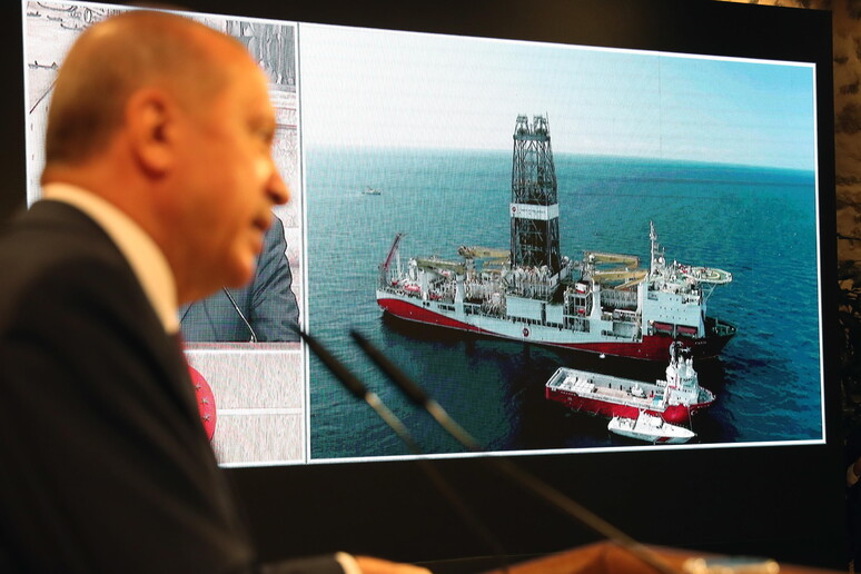 Il presidente turco, Recep Tayyip Erdogan, annuncia la scoperta di giacimenti di gas nel Mediterraneo orientale © ANSA/EPA