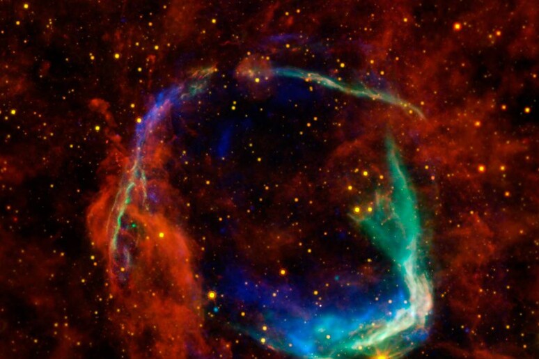Rappresentazione artistica di una supernova (fonte: X-ray: NASA/CXC/SAO &amp; ESA; Infared: NASA/JPL-Caltech/B. Williams/NCSU) - RIPRODUZIONE RISERVATA