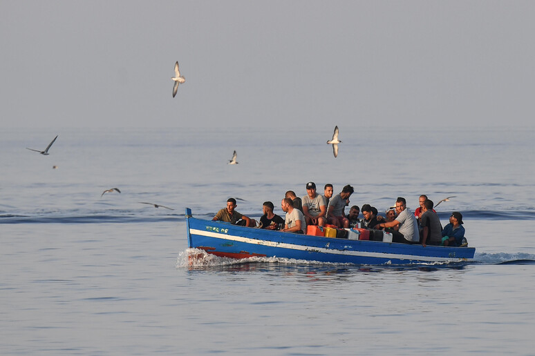 Migranti: arrivate tre barche a Lampedusa, diversi bambini © ANSA/ANSA/ALESSANDRO DI MEO