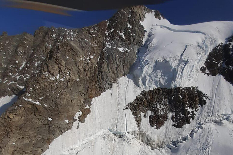 Alpinista muore precipitando in crepaccio sul Monte Bianco - RIPRODUZIONE RISERVATA