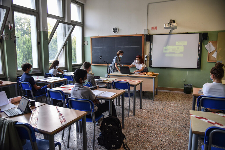 Una classe di un liceo a Milano. Immagine d 'archivio - RIPRODUZIONE RISERVATA