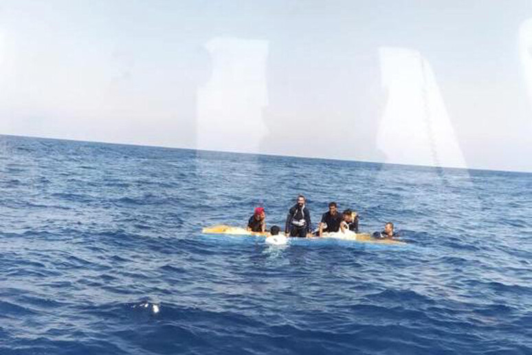 Migranti: affonda barchino in Sardegna, un disperso - RIPRODUZIONE RISERVATA