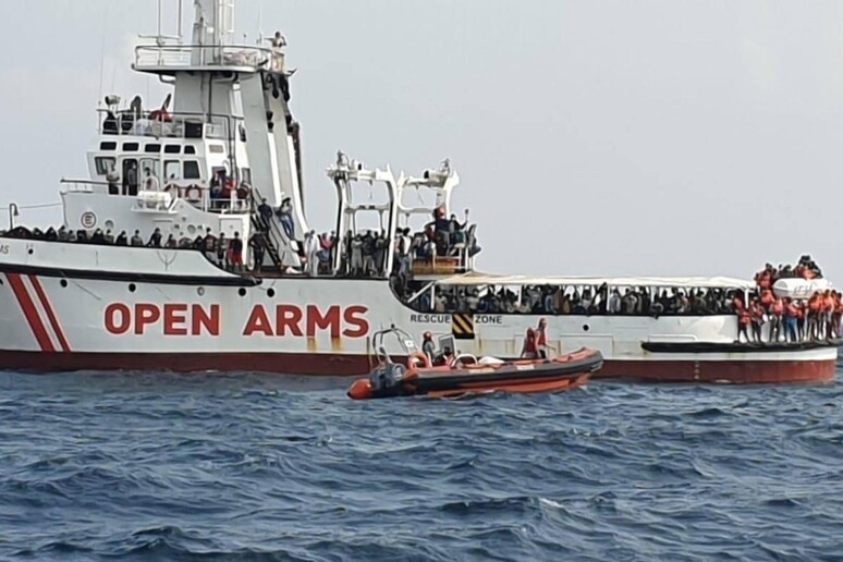 Migranti a bordo Open Arms si gettano in mare per protesta - RIPRODUZIONE RISERVATA