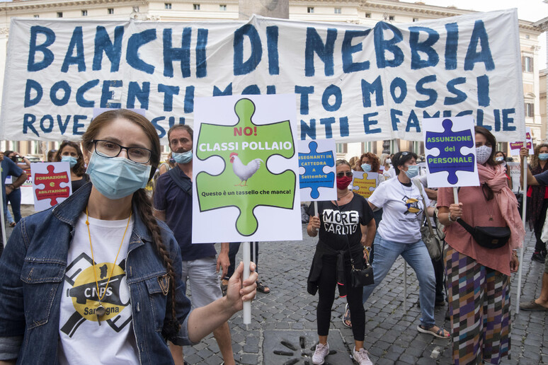 Un momento della manifestazione nazionale per la scuola in Piazza Montecitorio a Roma, 2 settembre 2020 - RIPRODUZIONE RISERVATA