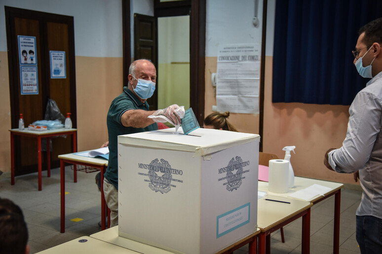 Elezioni: aperti alle 7 i seggi, si vota fino alle 15 - RIPRODUZIONE RISERVATA