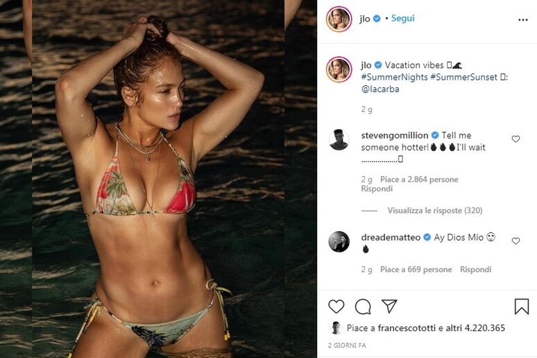 Jennifer Lopez in bikini e addominali perfetti - RIPRODUZIONE RISERVATA