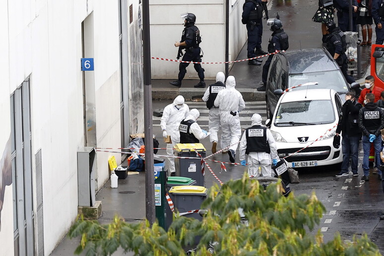 Knife attack near former Charlie Hebdo offices © ANSA/EPA