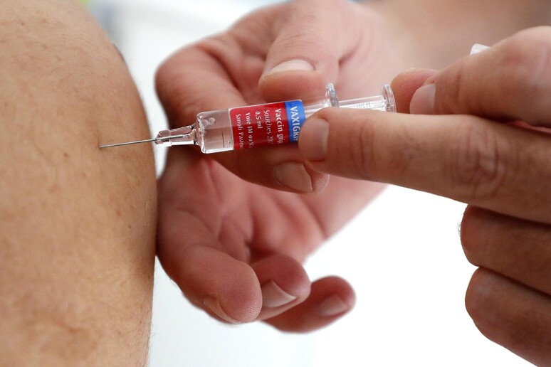Una vaccinazione contro l 'influenza © ANSA/EPA