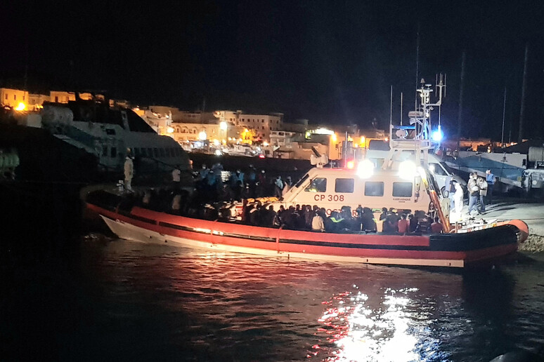 Il soccorso dei migranti a Lampedusa, in una foto di archivio - RIPRODUZIONE RISERVATA