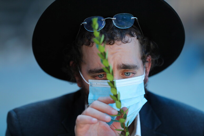 Un ebreo ultra ortodosso con la mascherina a Gerusalemme © ANSA/EPA