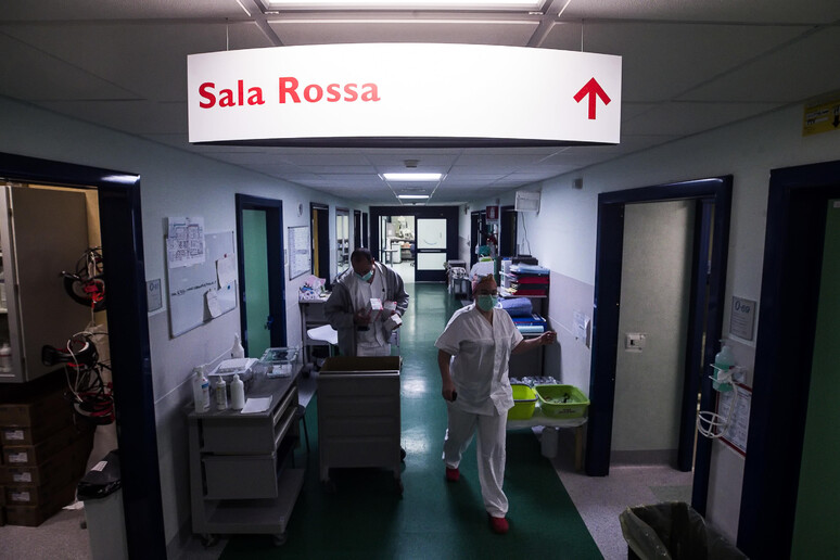 Medici ed infermieri nel reparto di terapia intensiva dell 'ospedale Policlinico Tor Vergata - RIPRODUZIONE RISERVATA