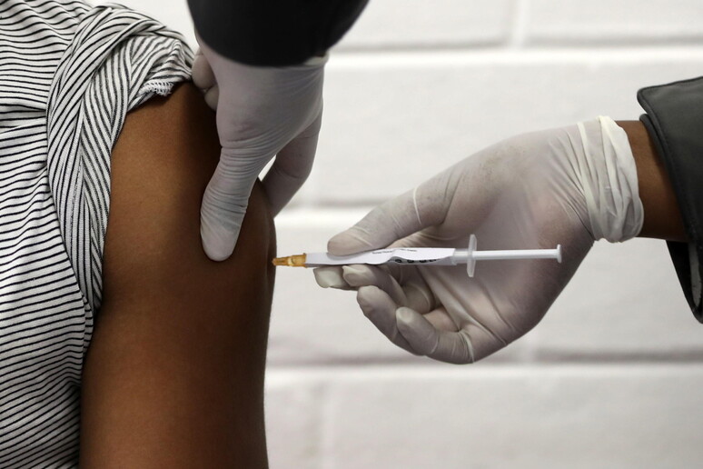 Un vaccino somministrato ad una ragazzo © ANSA/EPA