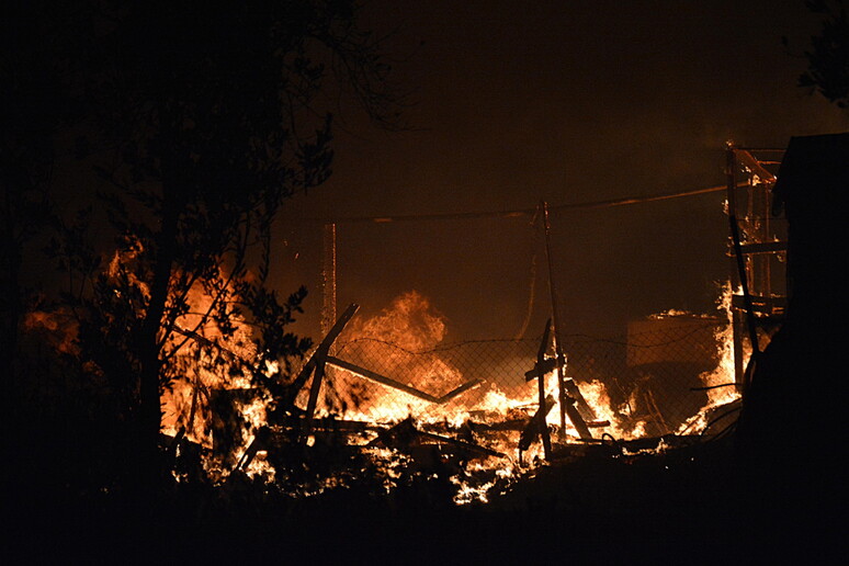 L 'incendio nel campo profughi di Moria sull 'isola di Lesbo © ANSA/EPA
