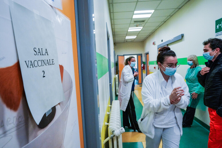 Un centro di vaccinazione a Torino - RIPRODUZIONE RISERVATA