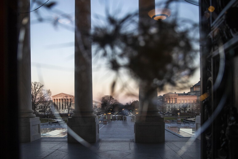 Una finestra rotta dopo l 'assalto al Congresso (Foto d 'archivio) © ANSA/EPA