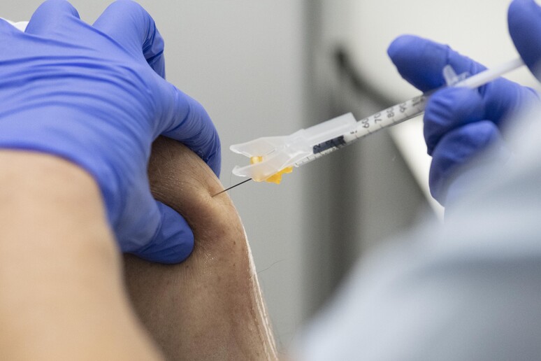 Infermiere somministra dose del vaccino contro il Covid-19 - RIPRODUZIONE RISERVATA