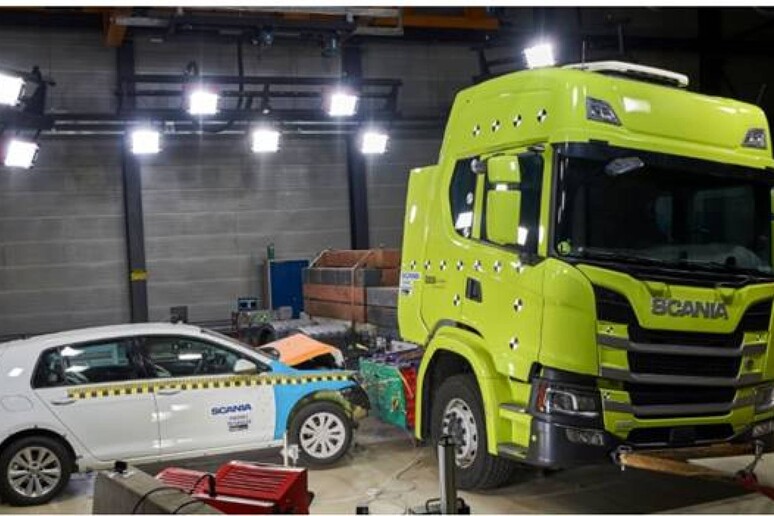Scania, crash test su un veicolo elettrico: prova superata © ANSA/Ufficio stampa Scania