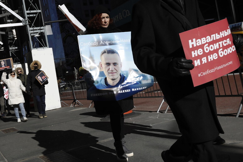 Protesta per Navalny ieri a New York © ANSA/EPA