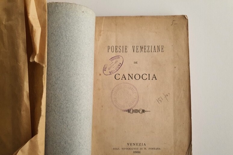 Antico libro di poesie veneziane restituito ad Archiginnasio - Libri -  Poesia 