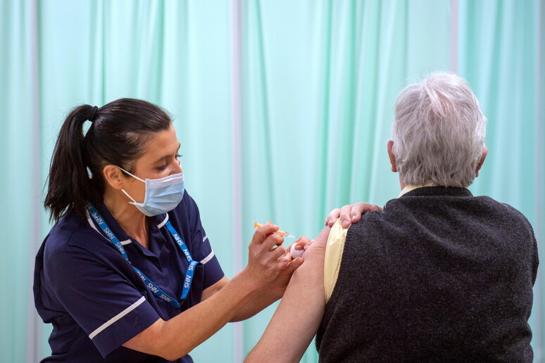 Un paziente riceve la vaccinazione © ANSA/EPA