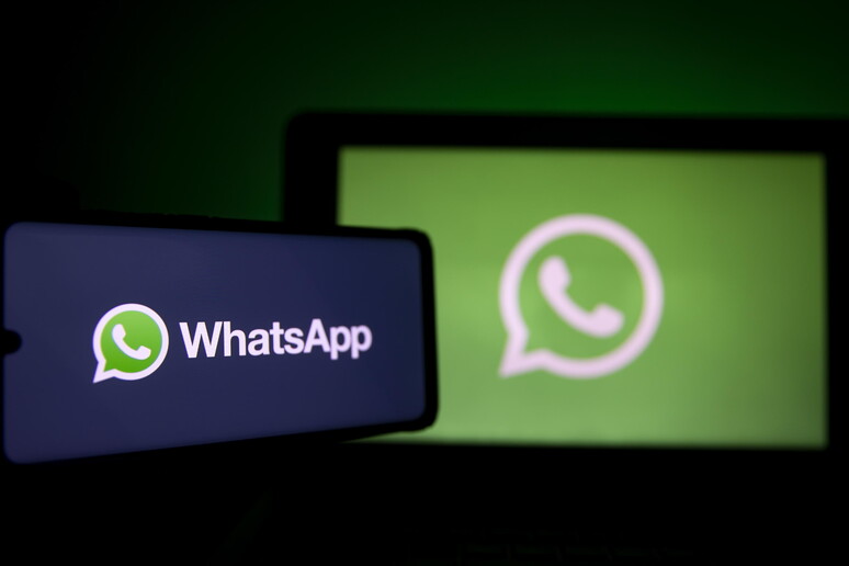 WhatsApp, la nuova funzione Community fa capolino su iPhone © ANSA/EPA