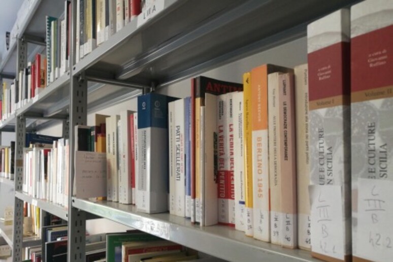 La biblioteca del Centro Pio La Torre - RIPRODUZIONE RISERVATA