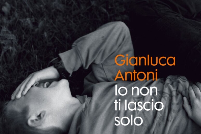 la copertina di Io non ti lascio solo di Gianluca Antoni - RIPRODUZIONE RISERVATA