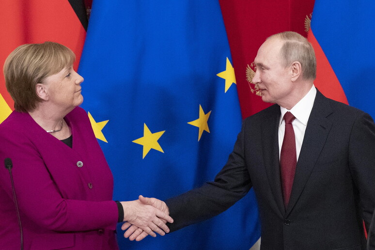 Angela Merkel e Vladimir Putin (foto d 'archivio) © ANSA/EPA