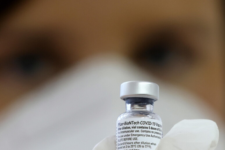 Vaccino Pfizer BioNTech COVID-19 © ANSA/EPA